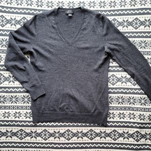 Lord & Taylor 100% Fine Merino Wool V-neck Grey Sweater Size M with a Small Flaw